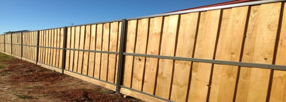 Kwikfynd Lap and cap timber fencing 4